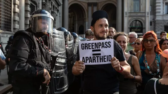 France Inter : Qui sont les manifestants anti-pass sanitaire chez nos voisins européens ?